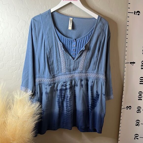 La Blues dip dyed gauze blouse. Mid-length sleeves w/ attached undergarment. - Picture 1 of 13